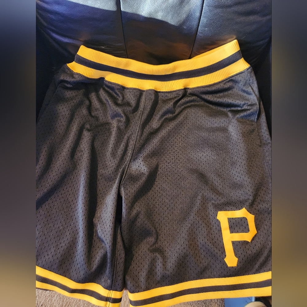Pittsburgh Pirates Men's Mitchell and Ness shorts size Large